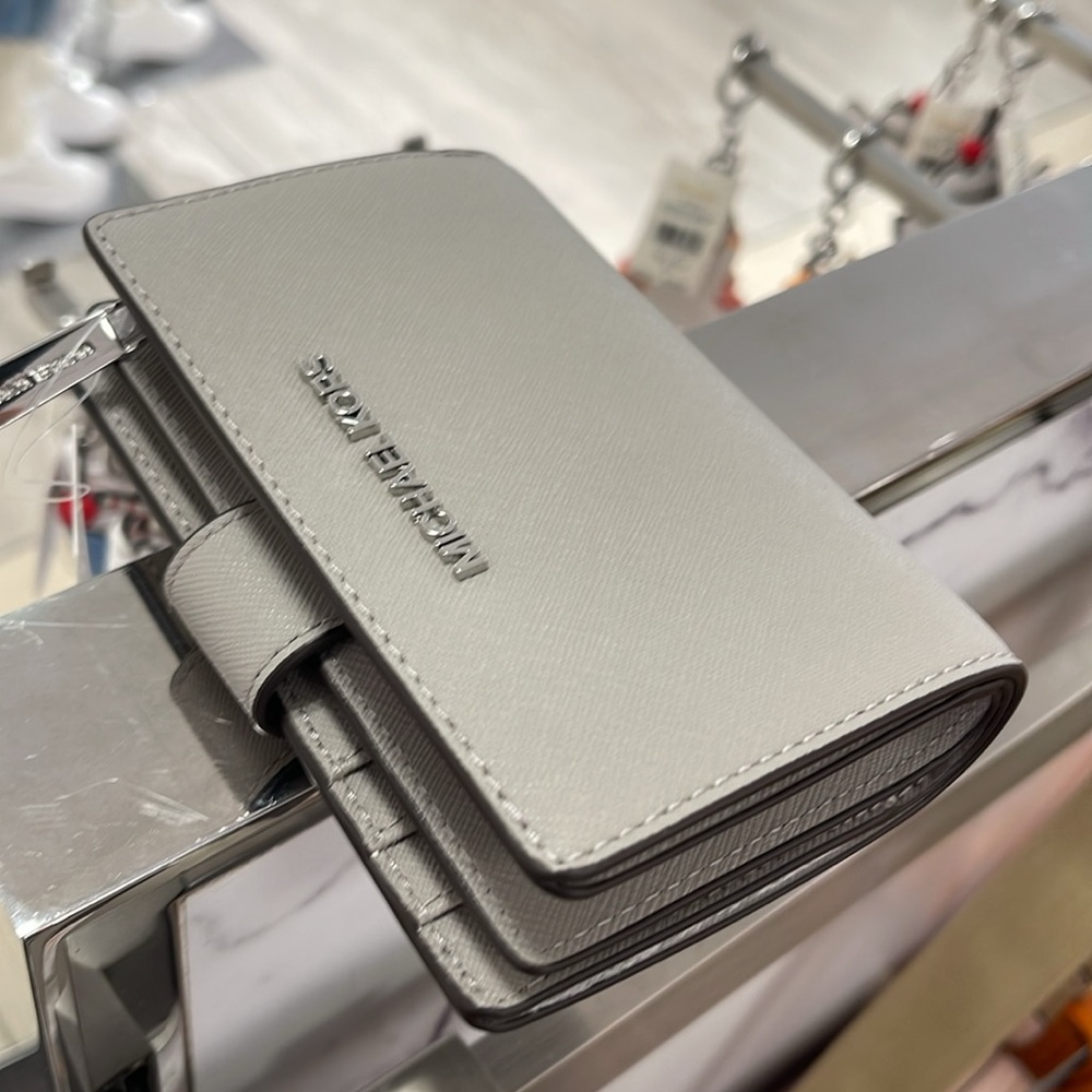 MICHAEL KORS Medium Saffiano Leather Bifold Zip CN Wallet
PEARL GREY
NWT - Picture 15 of 16